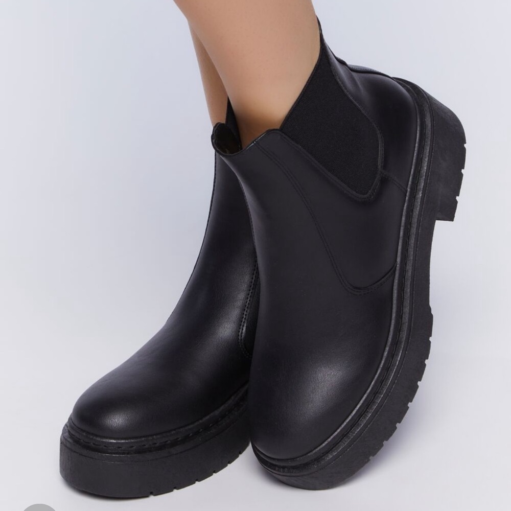 NWOT Forever 21 Black Chunky Chelsea Platform Boots